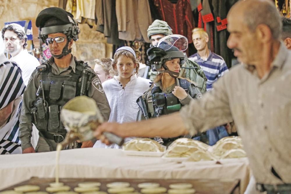الخليل ..  مستوطنون يعكرون صفو رمضان