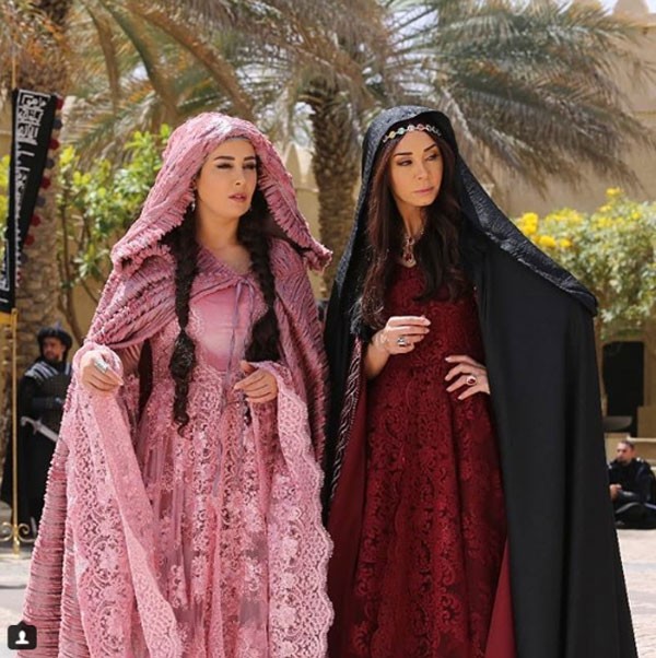 بالفيديو و الصور  ..  كندة حنا تسقط من على ظهر الحصان في مشهد مروع