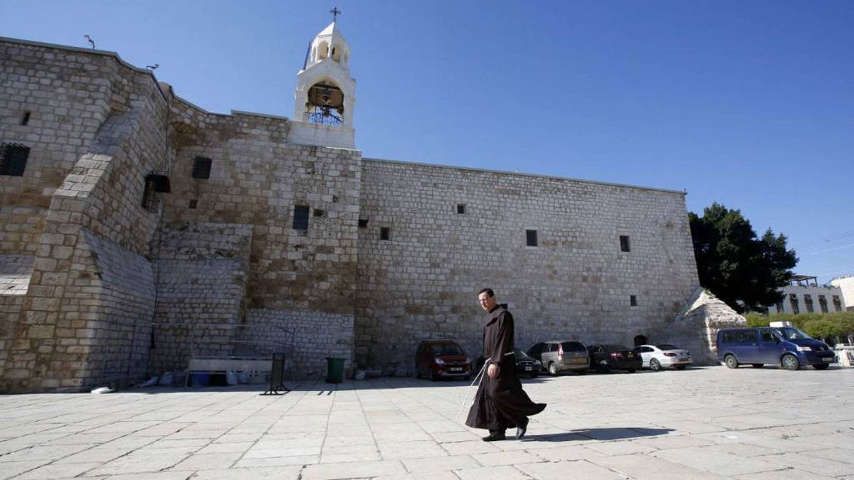 بسبب "كورونا"  ..  كنيسة القيامة تحتفل بانبثاق "النور المقدس" دون حضور
