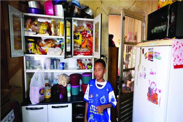 «الثلاجة فاضية» ..  مكالمة استغاثة من طفل تثير تعاطف البرازيليين