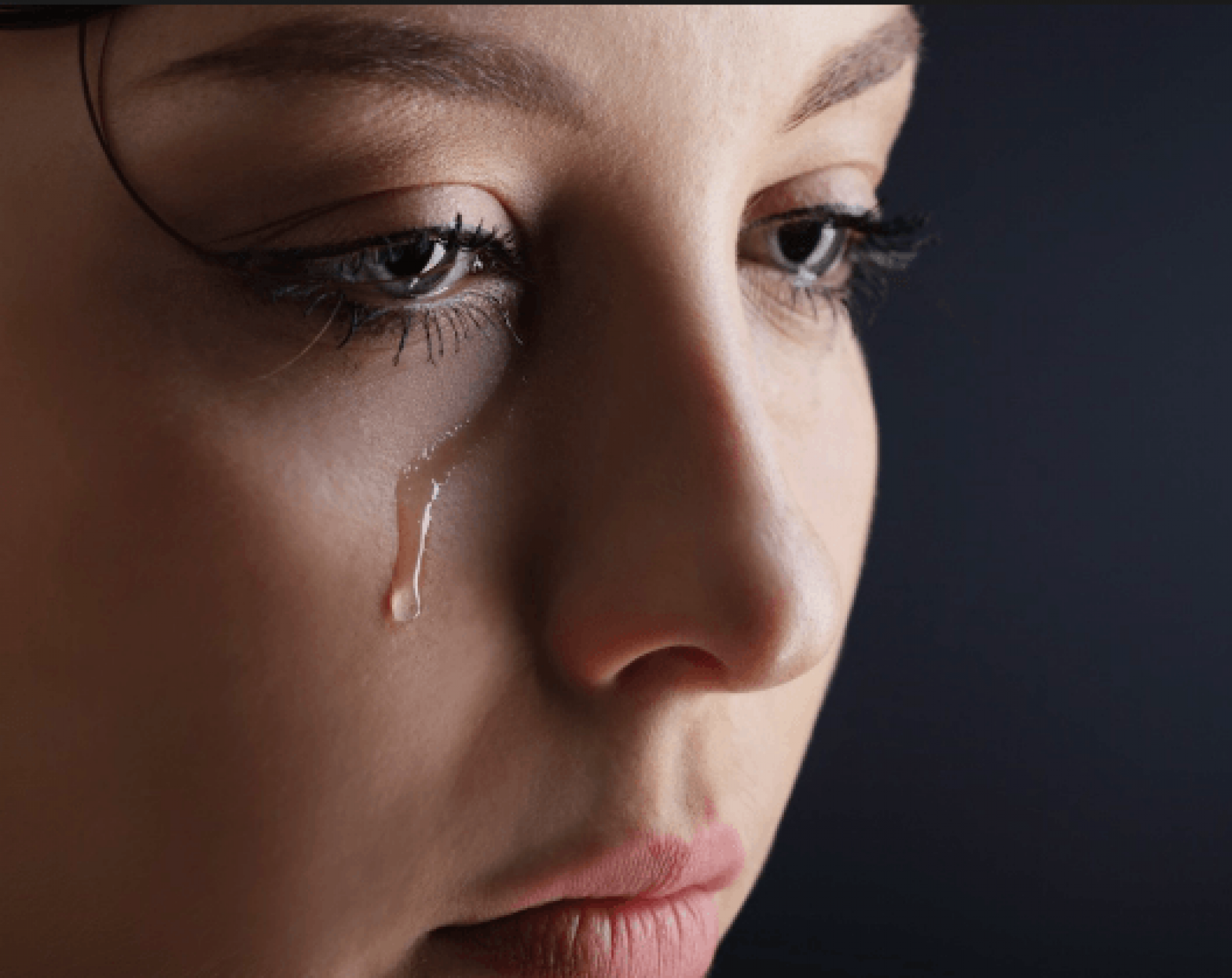 لماذا تبكي النساء أكثر من الرجال؟ اليكم السبب
