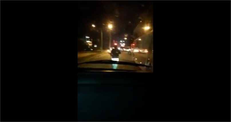 بالفيديو ..  بعد أن علقت سيارة الإسعاف بالازدحام طاقم التمريض يتدخل لفتح الطريق باربد