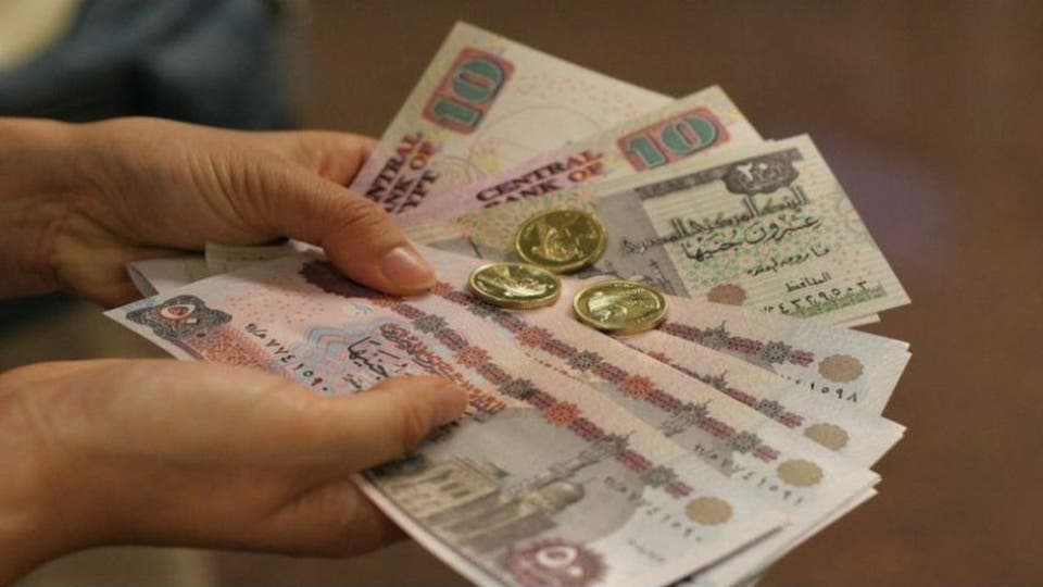 مصري يضرب زوجته "علقة موت" لرفضها منحه راتبها!