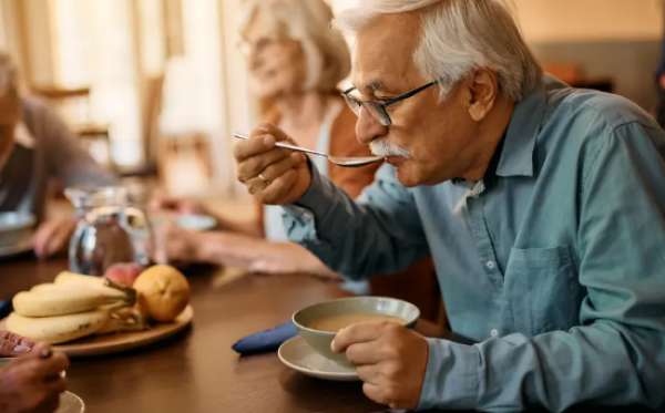 صيام كبار السن  ..  بين الفائدة والتحديات الصحية