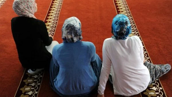 هل يجوز صلاة المرأة بالبنطلون والبيجاما؟ الإفتاء تجيب