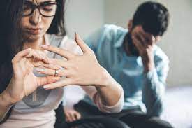 جبروت رجل ..  أجبر زوجته على حضور حفل خطوبته على صديقتها