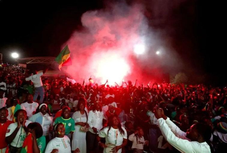 نادي أوروبي يعاقب مدربا بسبب احتفاله الصاخب بفوز السنغال