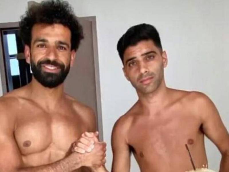 بالكذب والخداع النجم المصري محمد صلاح يلتقط صورة مع إداري نادي بيتار الصهيوني