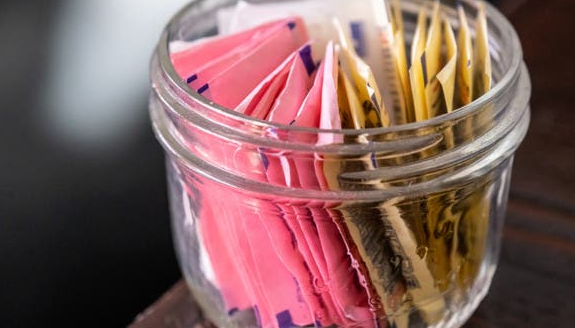 الخبراء يقيمون تأثيرات السكر وبدائله على مستوياته في الدم