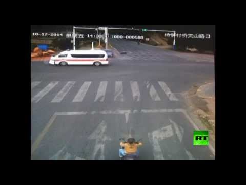 ​بالفيديو ..  سيارة إسعاف تتسبّب بحادث سير خطير في الصين