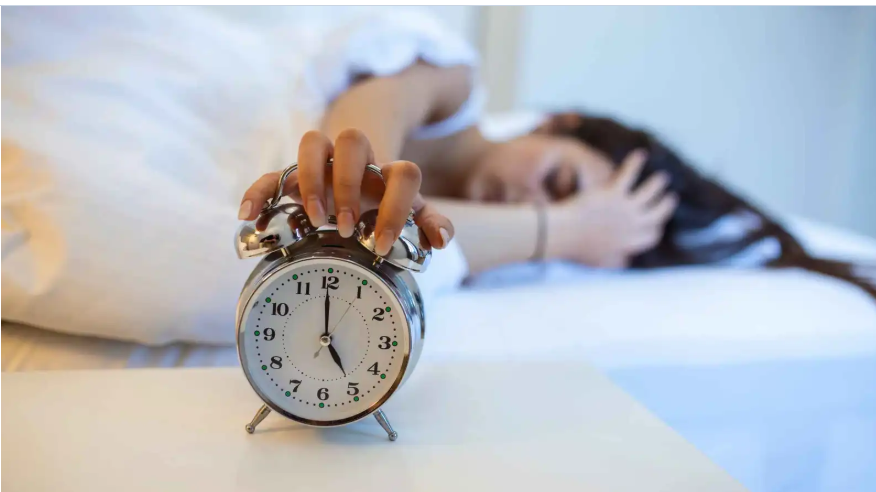 لماذا يوقظك دماغك قبل صوت المنبه مباشرة؟