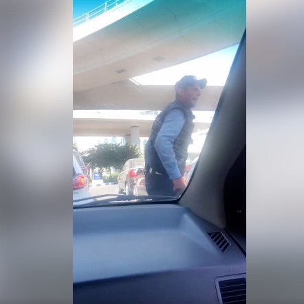 بالفيديو  ..  نائب يحاول استفزاز شرطي سير في عمان و الاخير يرد عليه : احترم حالك حتى لو انك نائب سولف بأدب