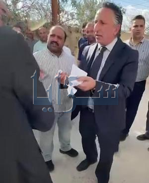 سرايا تحصل على الوثائق التي مزقها مساعد أمين عام وزارة الزراعة من يد النائب معتز ابو رمان
