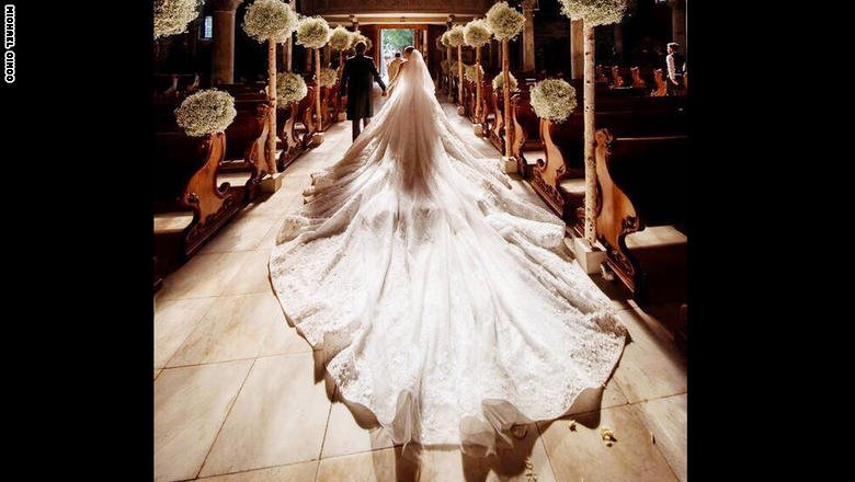 بالصور  ..  خمّن كم يبلغ سعره ..  هذا ما ارتدته وريثة أكبر شركة كريستال في العالم يوم زفافها!
