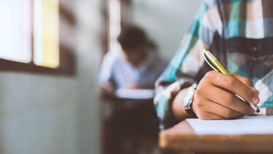 "تطوير المناهج" يقرر حذف الوحدة العاشرة من كتاب اللغة الإنجليزية للتوجيهي 2025