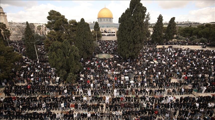 القنصل التركي بالقدس يؤدي صلاة أول جمعة برمضان في الأقصى