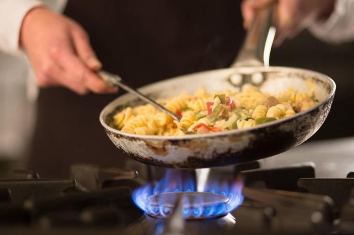 ما حكم صنع الطعام لشخص مُفطر في رمضان؟