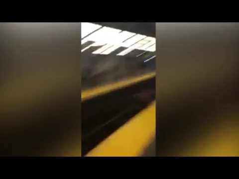 بالفيديو ..  امرأة تسقط على السكة قبل لحظات من وصول القطار