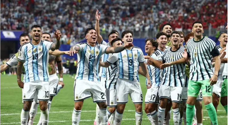 "فيفا" يرفض معاقبة الأرجنتين بعد هتافات سياسية عقب الفوز على مصر