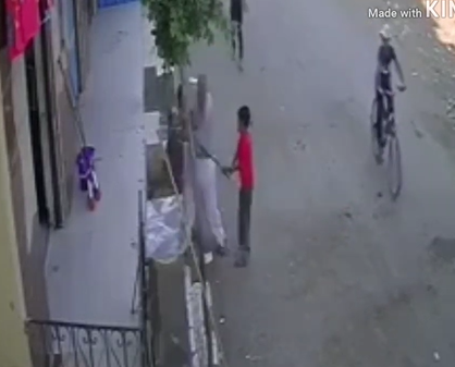 بالفيديو  .. شخص يعتدى بوحشية على طفل بسبب عراكه مع ابنه الصغير في الشارع