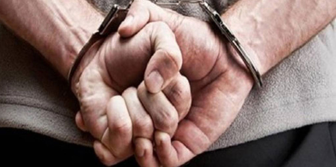 عشريني مطلوب للسجن 90 عامًا يقع فجأة في قبضة الشرطة
