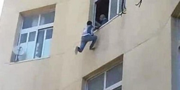 بسبب الفقر ..  أب يرمي ابنه من الدور التاسع ..  وهذه التفاصيل
