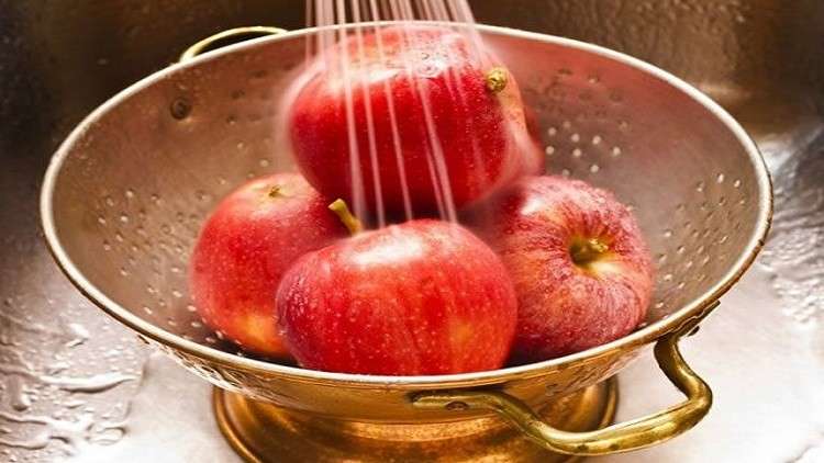 الطريقة السليمة لغسل التفاح بالصودا للتخلص من السموم