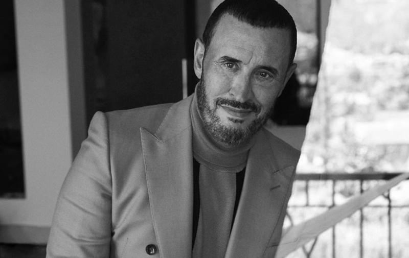 بالفيديو :  خبيرة تجميل عراقية تتحول إلى كاظم الساهر
