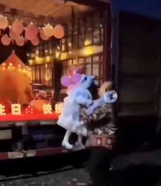 أب يحول شاحنته إلى احتفال سحري لبعيد ميلاد ابنته ..  فيديو
