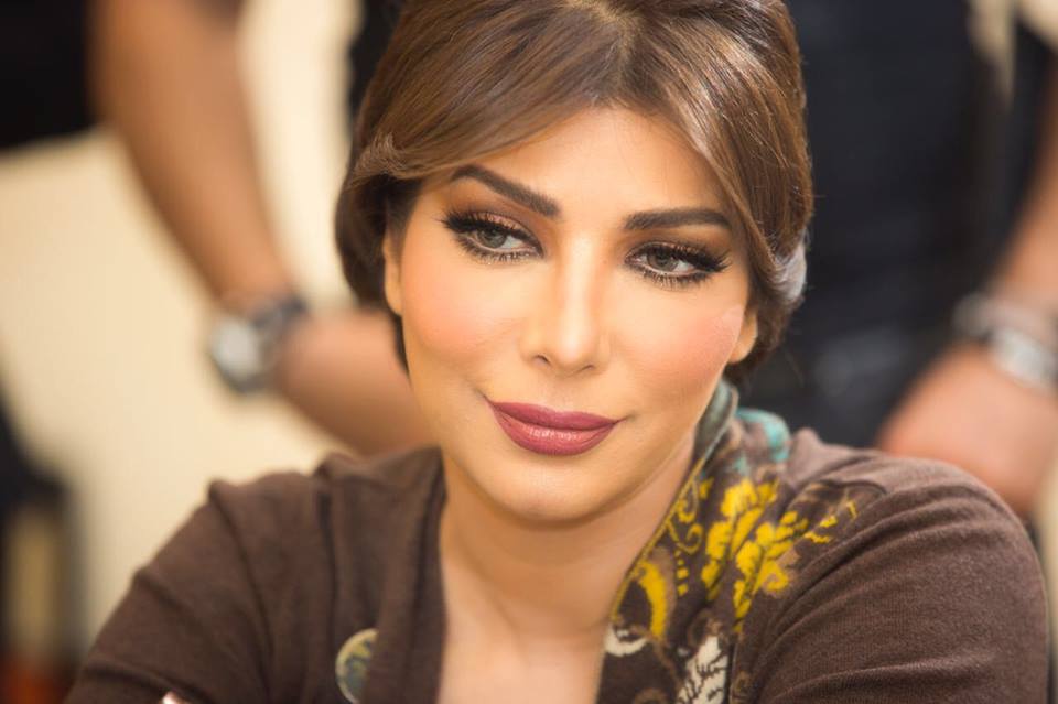 بالفيديو .. أصالة تعرض نفسها لموقف محرج على المسرح ..  ما فعلته صدم الحاضرين