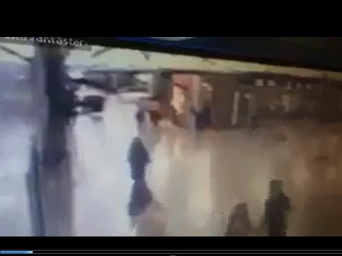 بالفيديو  ..  لحظة تفجير الانتحاري تفسه بمطار اتاتورك و ضابط تركي اطلق النار عليه محاولاً ايقافه