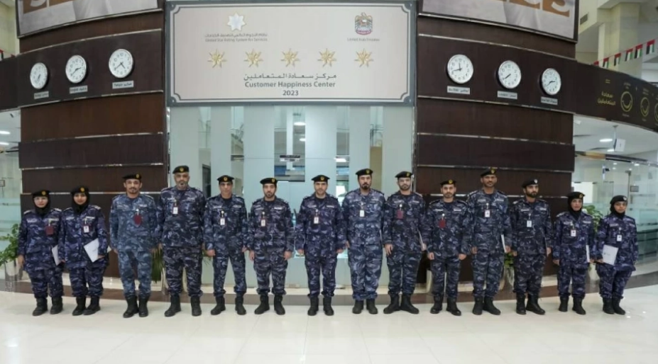 شرطة عجمان تكرم موظفي ترخيص الآليات والسائقين