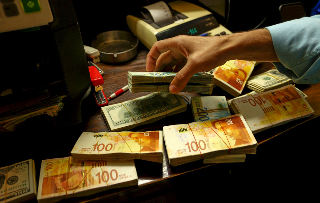 سلطات الاحتلال تصادر 149 مليون شيكل من أموال المقاصة الفلسطينية