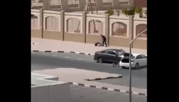 توظفت دون علمه  ..  حبس المعتدي على زوجته في الطريق العام بالكويت