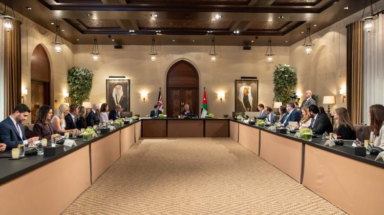 الملك يستقبل وفدا من مساعدي أعضاء في الكونغرس الأمريكي