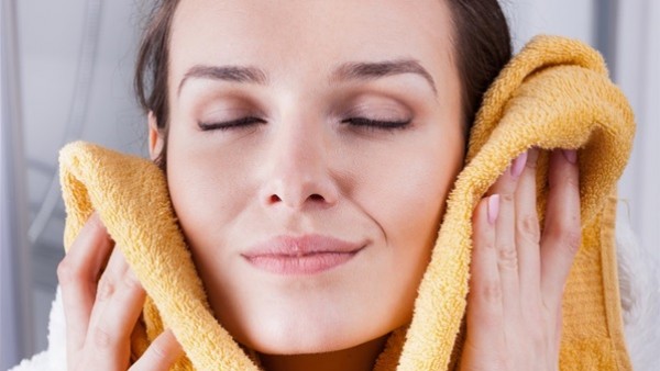 استخدام المنشفة لتجفيف الوجه "عادة مدمرة"