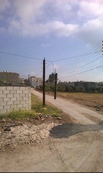 المفرق : عامود كهرباء " معلق " باسلاكه في مغير السرحان !