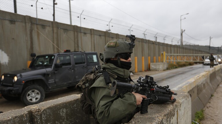 إعلام عبري: 3 فلسطينيين تسللوا إلى قاعدة عسكرية صهيونية قرب رام الله  ..  تجولوا ساعتين والجنود نائمون 