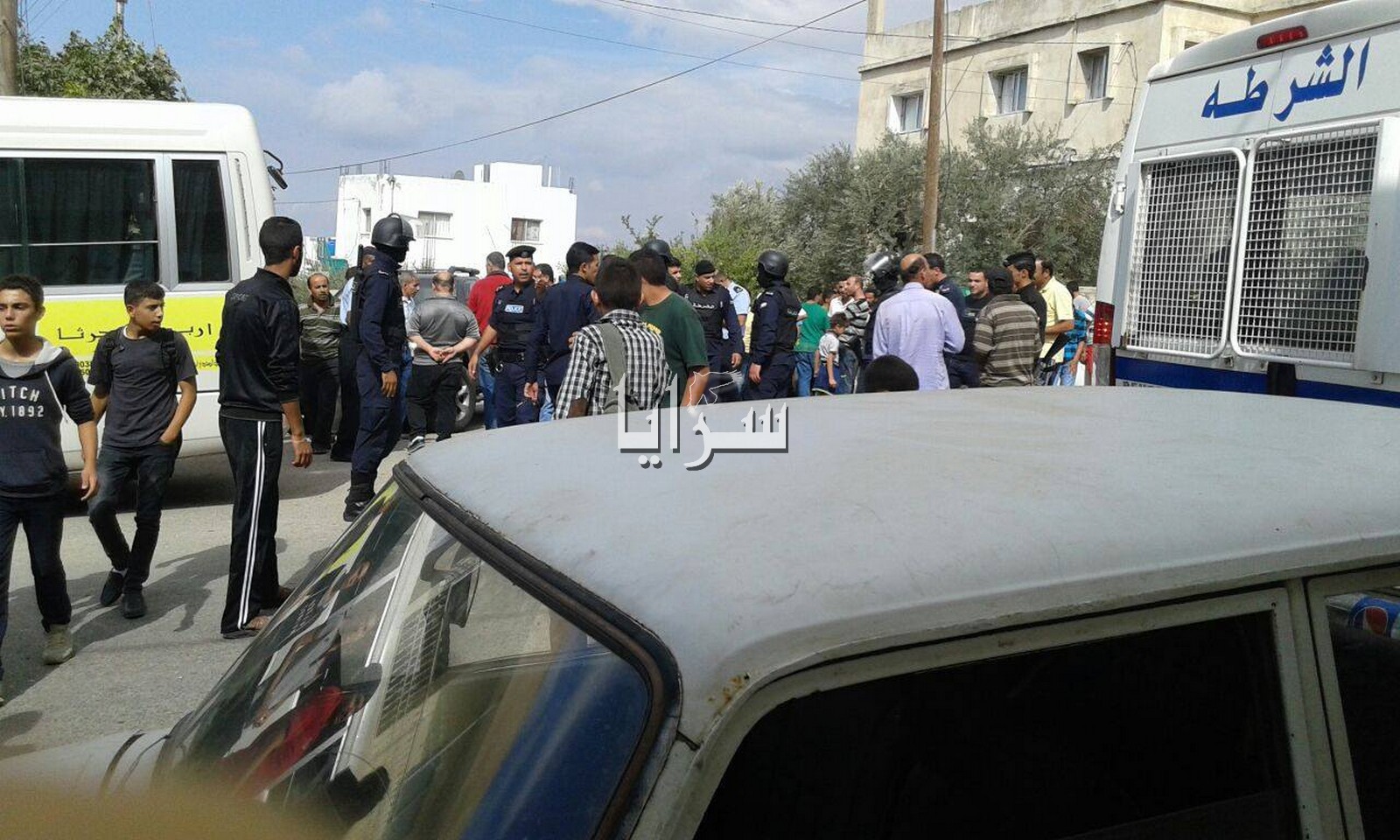 بالصور .. اربد : (5) إصابات بمشاجرة عشائرية  في بلدة حرثا ..  والدرك يتدخل