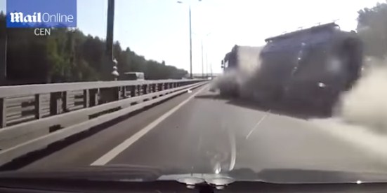 بالفيديو  ..  لحظة احتراق شاحنة وقود بعد انفجار إطارها
