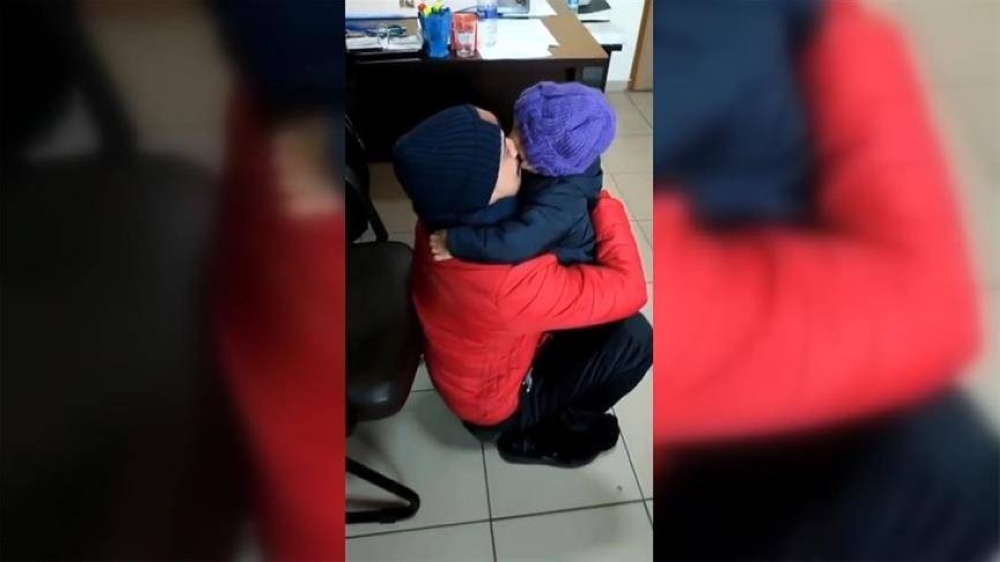 فقد زوجته وابنه ..  لقاء مؤثر بين أب وطفلته بعد إنقاذهما من تحت أنقاض الزلزال  ..  فيديو 