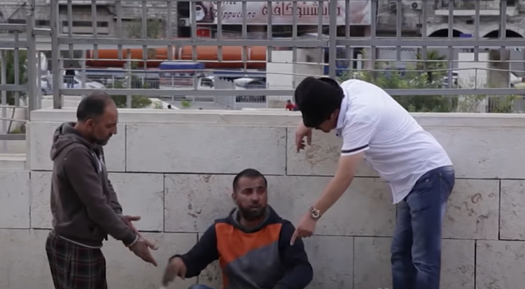 الكاميرا الخفيه: مقلب متسول على الرصيف 