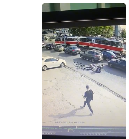 مضحك جدّا  .. شاهد ماذا حصل لهذا الشخص وهو يقود دراجته 