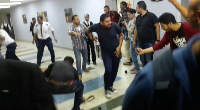 بالفيديو  ..  بودي جارد و حرس تامر حسني ينهالون بالضرب على صحفيين 