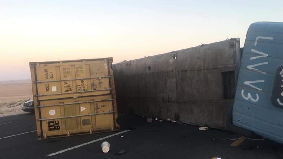 3 إصابات بحادث تصادم على الطريق الصحراوي .. صور 