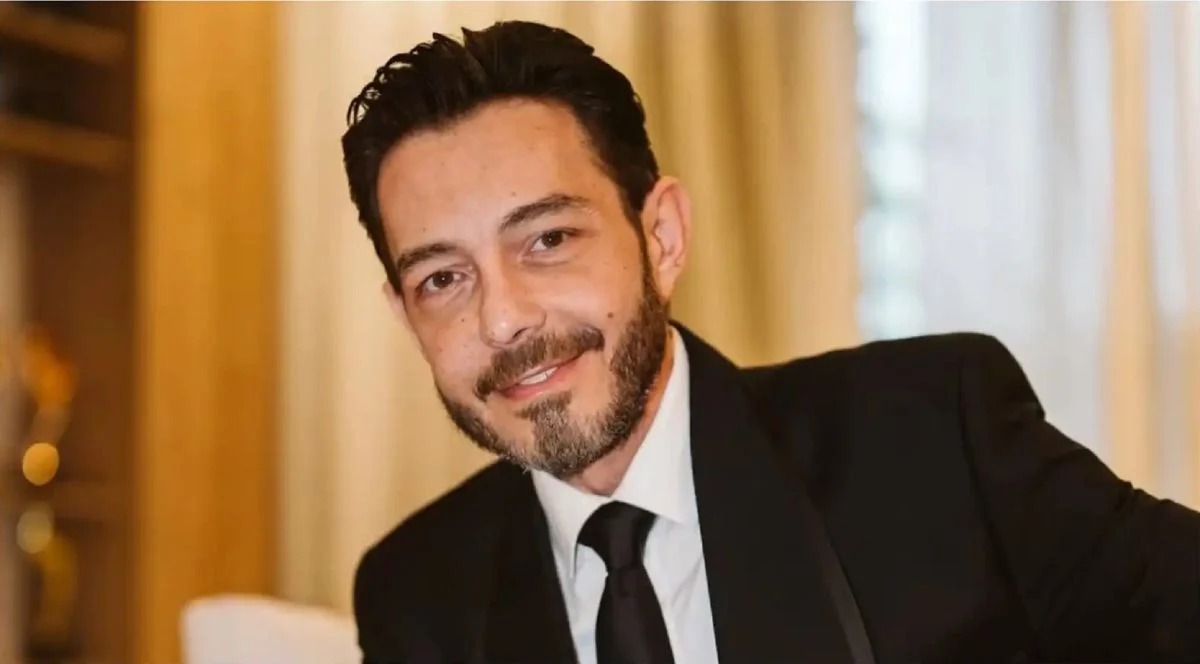 أحمد زاهر يكشف تفاصيل عن مرص ابنته ..  وهذا ما قاله عن نجاح بناته (فيديو)