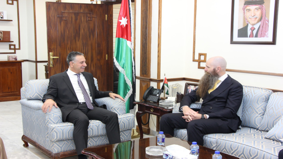 ماذا يفعل السفير الأميركي الجديد في مكتب وزارة الصناعة؟