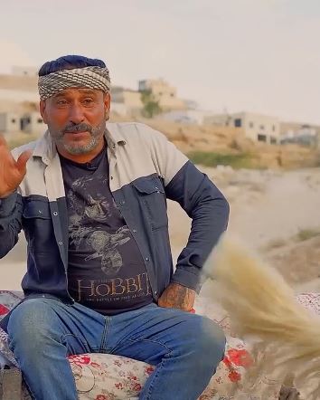 "أنا سلطان زماني مع عربايتي وحصاني" ..  "حسن إدريس" يرى الحصان أفضل من ألف سيارة - فيديو