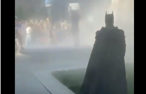 شاهد بالفيديو  ..  باتمان يشارك في مظاهرات أمريكا  ..  تفاصيل