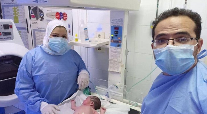 بالصور ..  شاهد ولادة قيصرية لامرأة مصابة بكورونا في مصر 